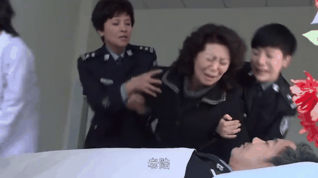 波尔图重伤倒地，马竞全队围拢祈祷，场面感人
